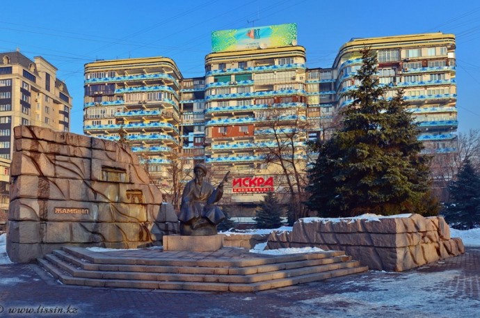 Памятник Жамбылу в Алма-Ате
