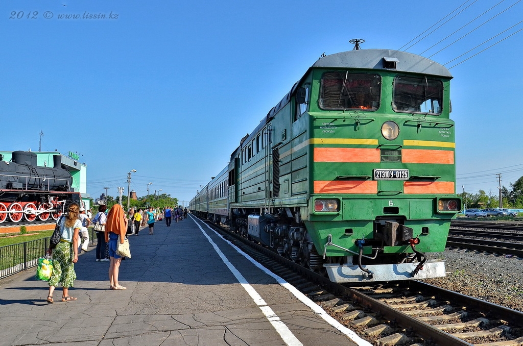 2ТЭ10У-0125 прибывает на ст. Купино с пригородным Карасук — Новосибирск, 25.06.12г.