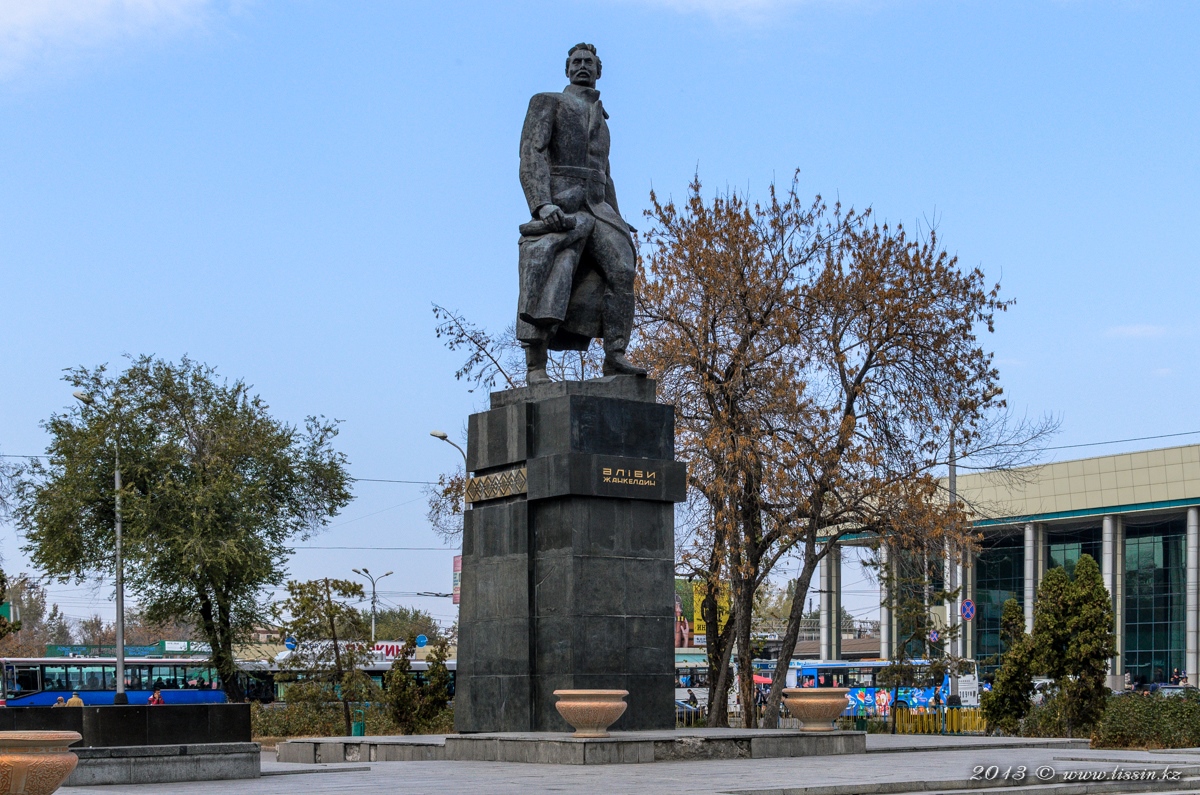 Памятник революционеру Алиби Джангильдину, 02.11.13г.