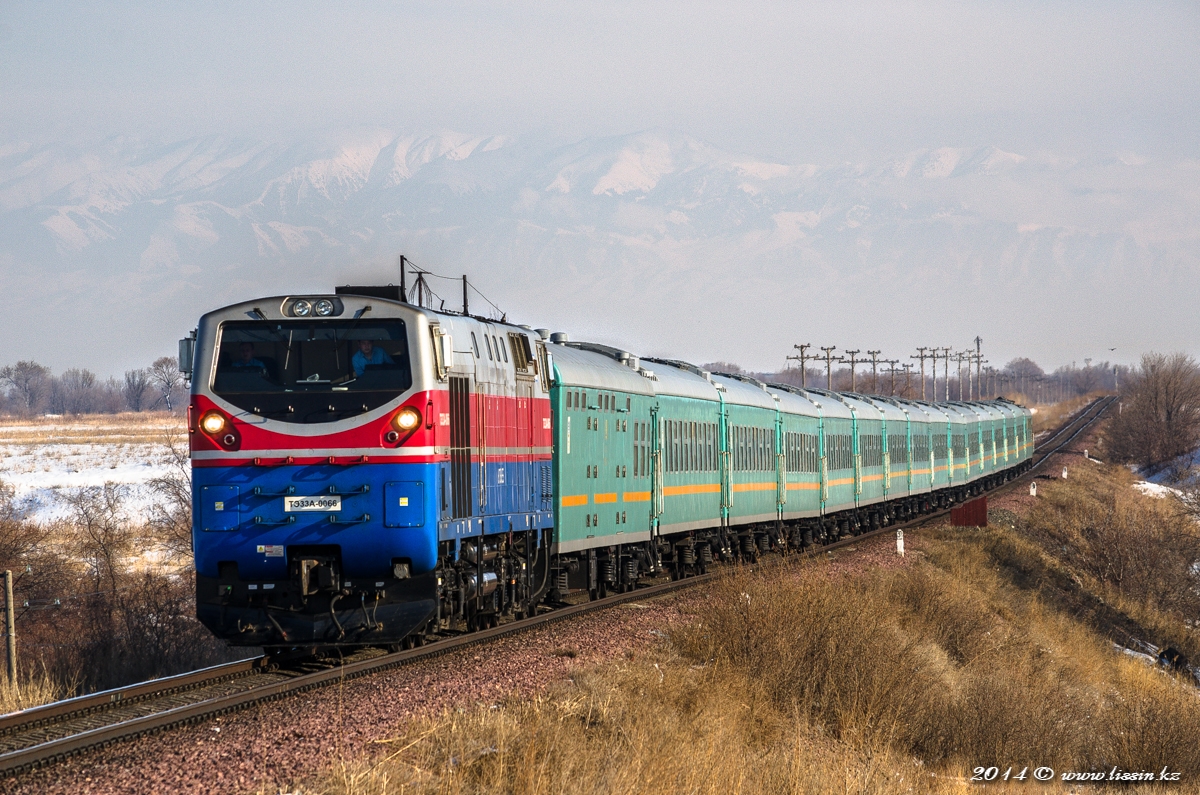 ТЭ33А-0066 с поездом №22 Кзыл-Орда — Семипалатинск, на перегоне Жетыген — Илийская, 10.03.14г.