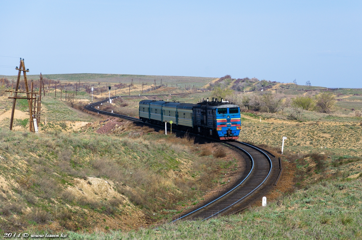 2ТЭ10М-3528 с поездом №14 Алма-Ата-Урумчи, на перегоне Караой - Мулалы, 27.04.14г.