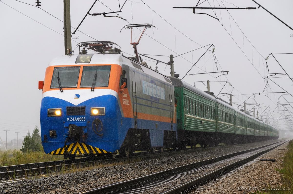 KZ4A-0003 с поездом №306 Екатеринбург - Бишкек, на перегоне Жасыл - Макинка, Акмолинская область, 01.09.14г.