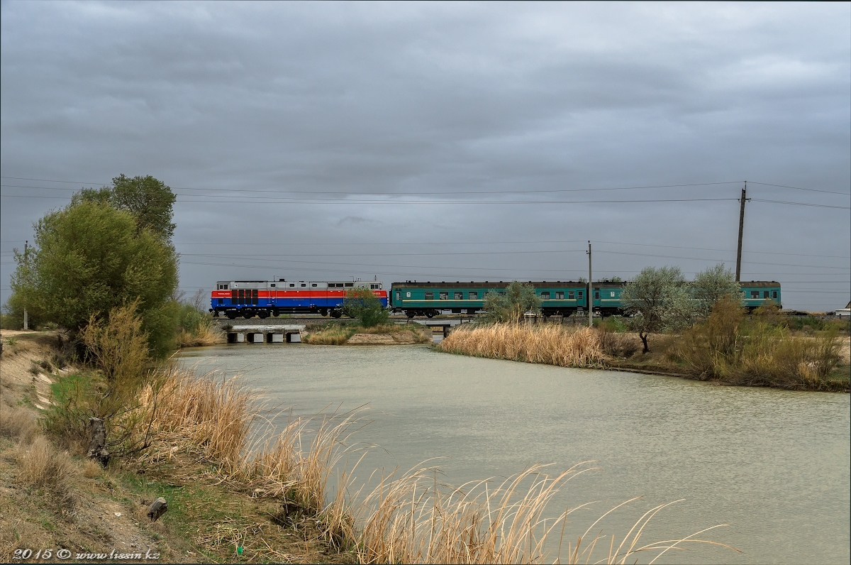 ТЭ33А-0233 с поездом №615 Туркестан - Саксаульская, на перегоне Акмая - Шиели, проезжает по мосту через один из иригационных каналов Сырдарьи, 26.04.15г.