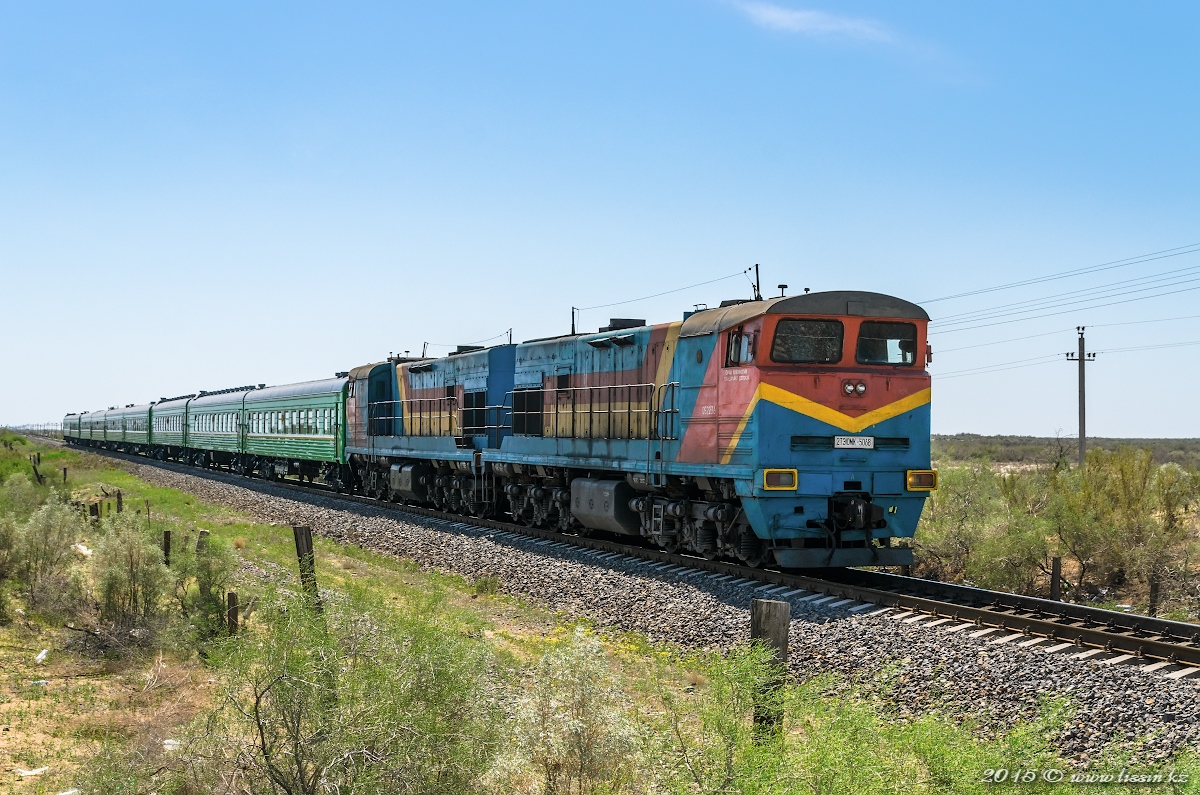 2ТЭ10МК-5068 с поездом №17 Бишкек - Москва, на перегоне Байгакум - Бактысай, Кызылординская область, 02.05.15г.