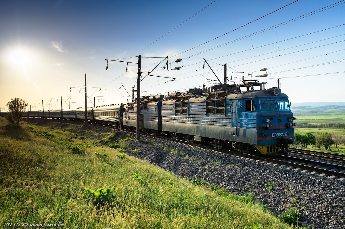 ВЛ80С-2399 с поездом Шымкент - Алма-Ата на перегоне Сас-Тобе - Коктерек, Жамбыльская область, 02.05.15г.