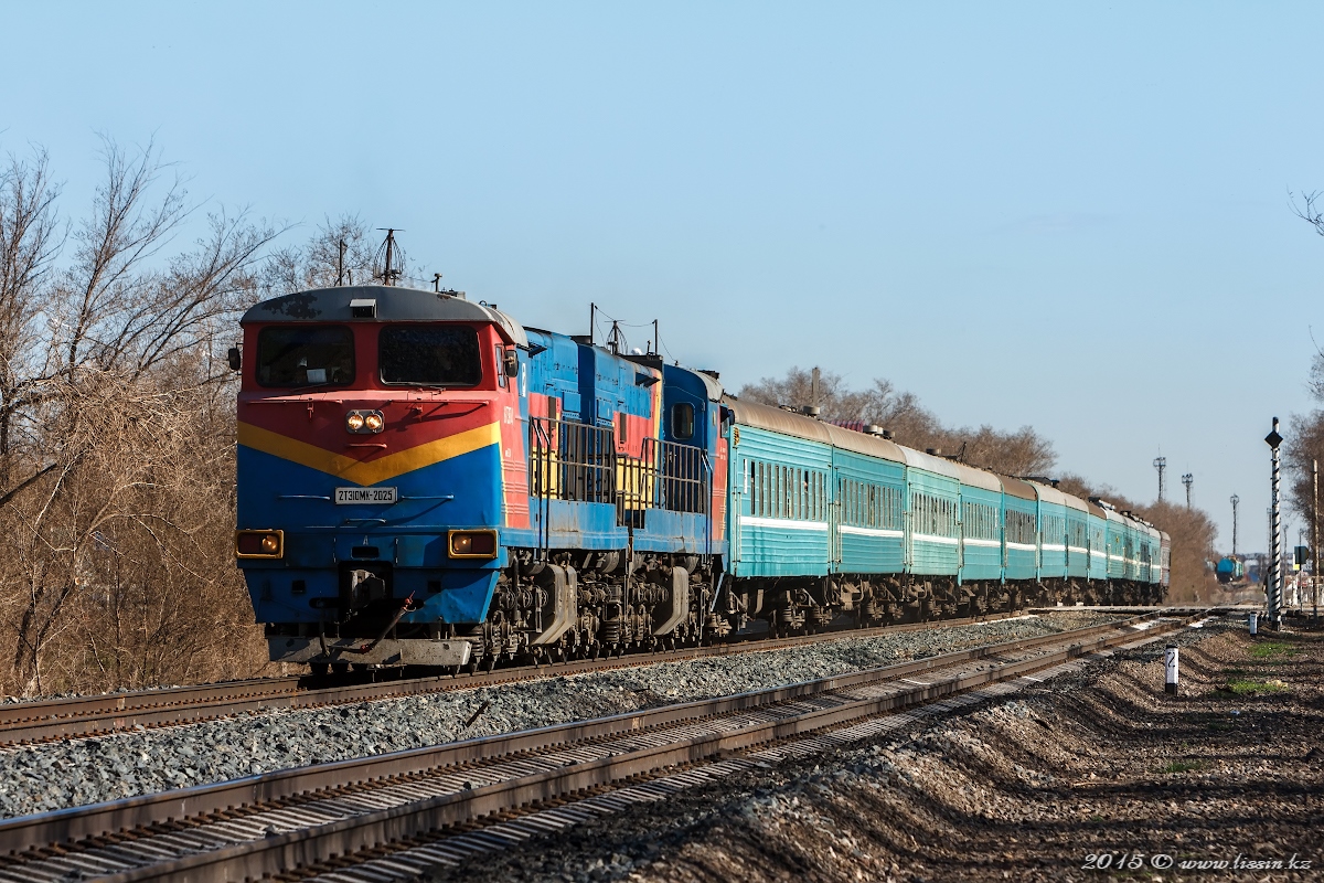 2ТЭ10МК-2025 с поездом №309 Мангышлак-Актобе, г. Актобе, 30.04.15г.