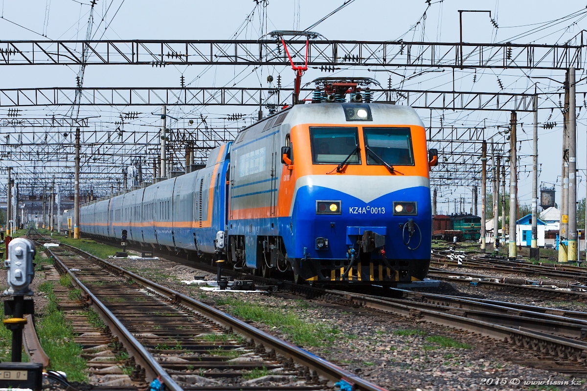 KZ4AC-0014 с поездом Тальго №90 Кызылорда - Астана, проходит станцию Луговая, Жамбыльская область, 25.04.15г.