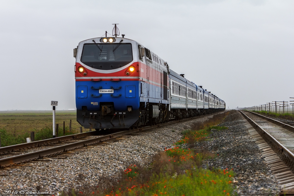 ТЭ33А-0046 с поездом №381 Ташкент - Уфа, на перегоне Сауран - Беш-Арык, ЮКО, 26.04.15г.