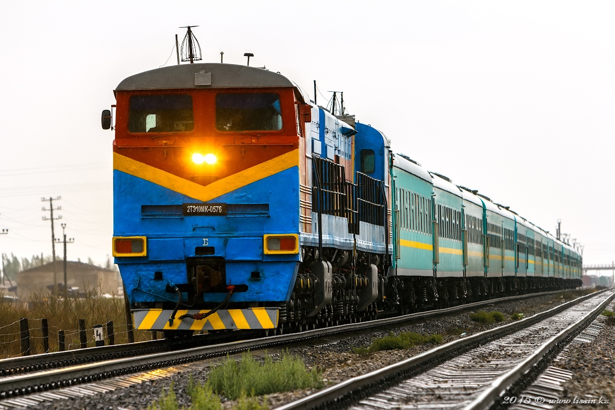 2ТЭ10МК-0576 с поездом №33 Алма-Ата - Актобе, на станции Шиели, 26.04.15г.