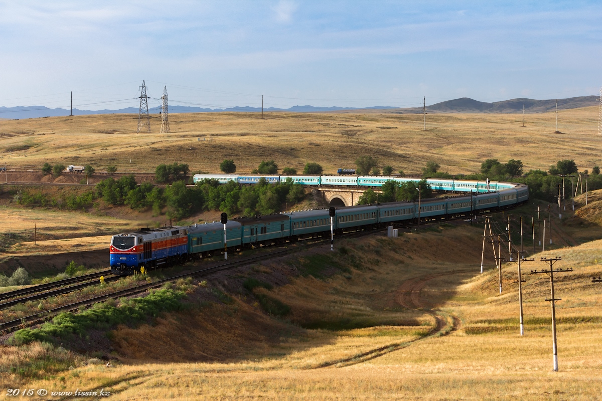ТЭ33А-0275 с поездом № 351 Защита - Алма-Ата заходит на станцию Дос, Алматинская область,13.06.15г.