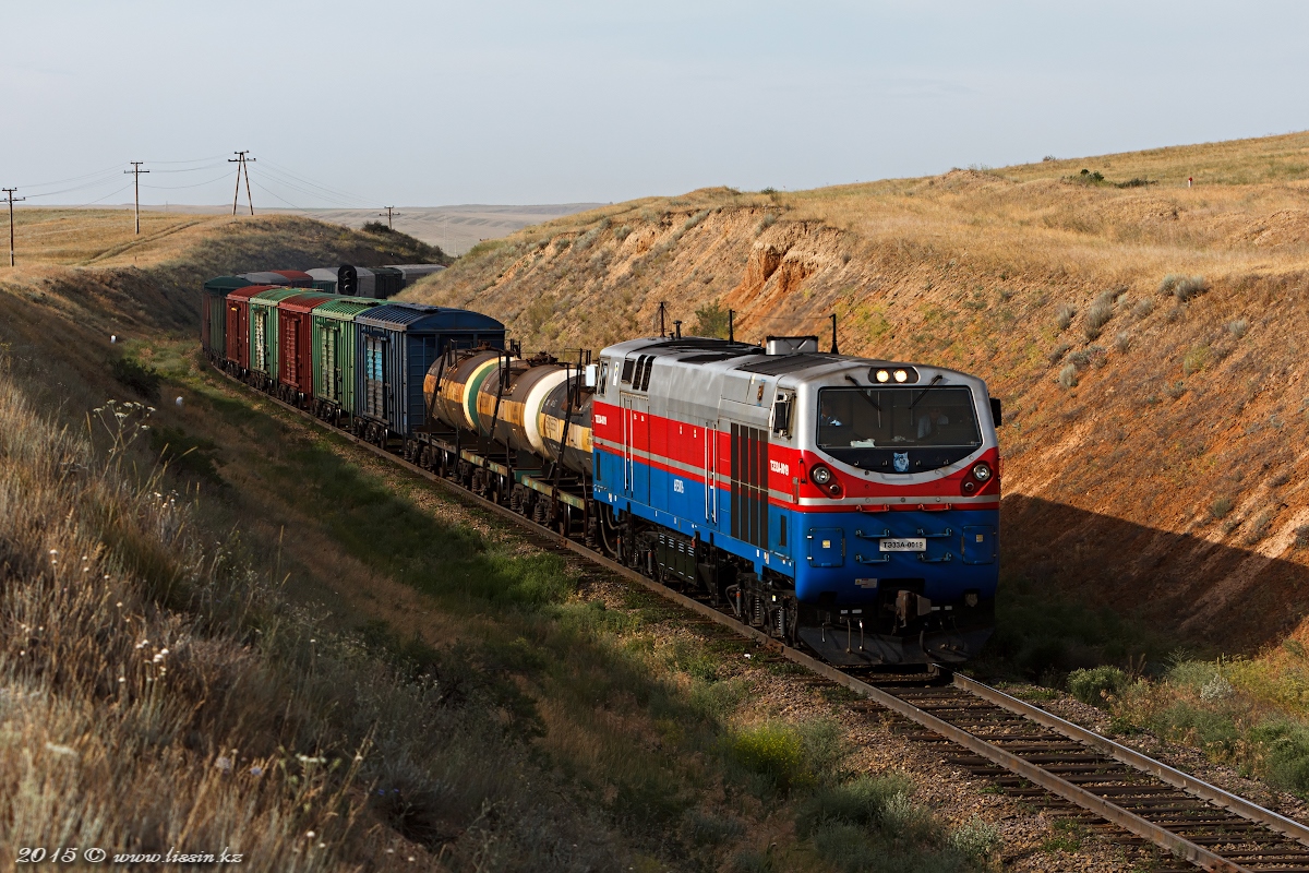 ТЭ33А-0019 на перегоне Балгалы - Дос, Алматинская область, 13.06.15г.