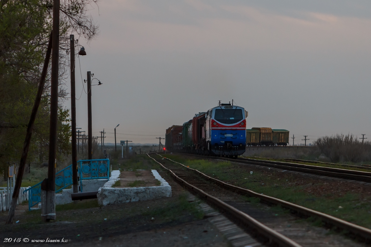 ТЭ33А-0134 на станции Уинду, Кызыл-Ординская область, 01.05.15г.