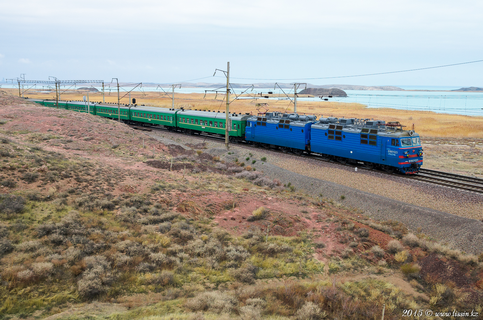 ВЛ80С-1323 с поездом №306 Екатеринбург - Бишкек на перегоне Мын-Арал - Кайратколь, Жамбыльская область, 31.10.15г.