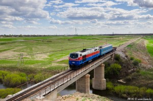 ТЭ33А-0210 с "рабочим" поездом на перегоне Кенская - Приишимская, Акмолинская область, 29.04.16г.