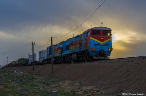 2ТЭ10МК-0692 выходит со станции Тюратам (Байконур), Кызылординская область, 14.04.16г.