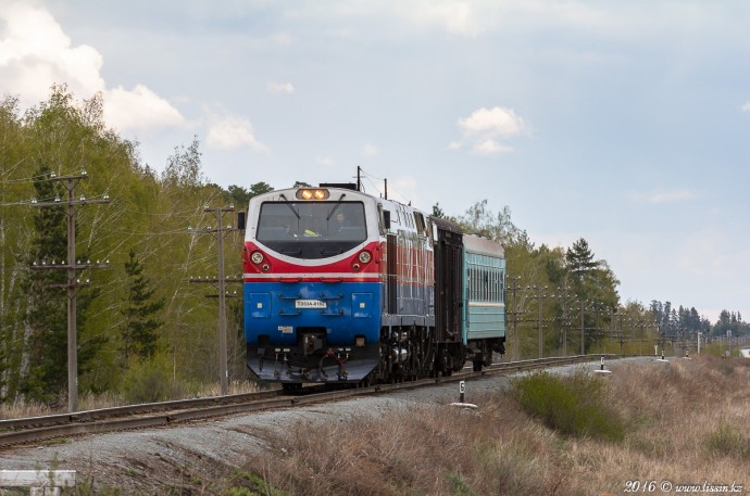 ТЭ33А-0182 с пригородным поездом №6821, 28.04.16г