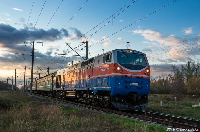 ТЭ33А-0198 с поездом №039 Астана — Санкт-Петербург, 28.04.16г