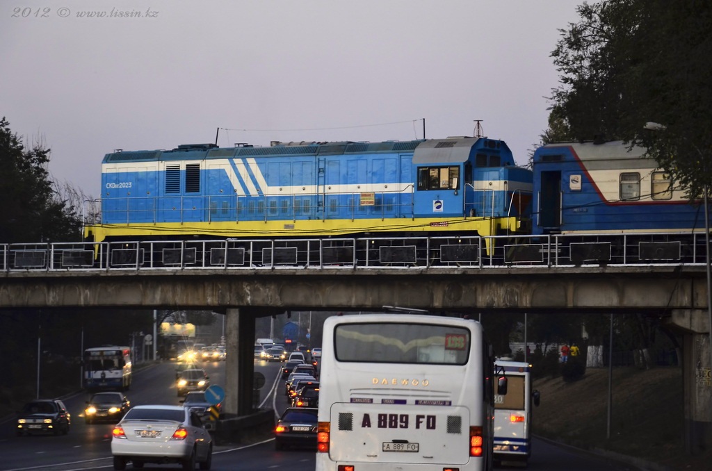CKD6E-2023 на мосту, через улицу Райымбека (Ташкентская), 30.08.12 г.