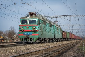 ВЛ80С-1744, на перегоне Бурундай - Аксенгир, 30.03.13г.