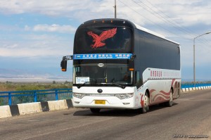 Междугородный автобус Yutong ZK6122HWQ9, сообщением Урумчи-Хоргос-Алматы, проезжает по мосту через реку Или, 14.09.13г.