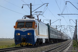 KZ4A-0004 с поездом №328 Караганда - Кустанай, на перегоне Мырза - о.п. Актау, 31.08.14г.
