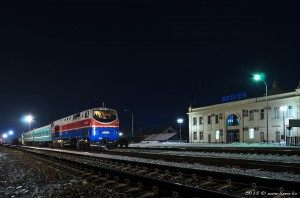 ТЭ33А-0047 с пригородными поездами №831 Сарыозек - Алма-Ата-1 и №885 Алтынколь - Жетыген, на станции Жетыген, 31.01.15г.