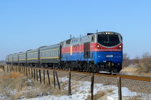 ТЭ33А-0272 с поездом КНР №104 Алматы - Хоргос на перегоне Жетыген - Курозек линии Жетыген - Алтынколь, Алматинская область, 07.01.19г.