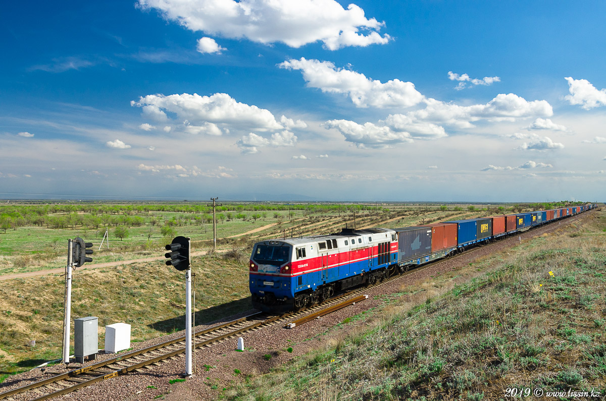 ТЭ33А-0116 на перегоне Илийская - Капшагай, Алматинская область, 13.04.19г.