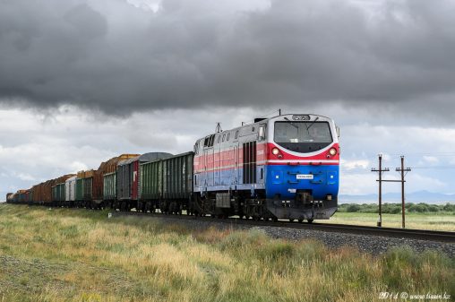 ТЭ33А-0203 на перегоне разъезд №12 - Копан-Балак, ВКО, 04.07.2014г.