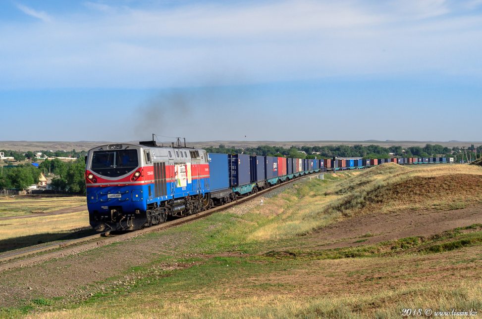 ТЭ33А-0283 на перегоне Койкрыккан — Сарыозек, Алматинская область, 10.06.18г.