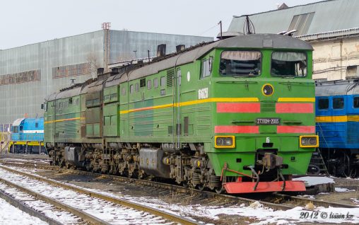 2ТЭ10М-2005 в депо на станции Алма-Ата-1, 23.11.12г.[