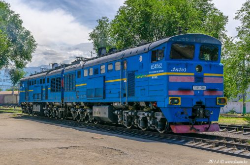 2ТЭ10У-0008 в депо станции Алма-Ата-1, 22.06.2014г.