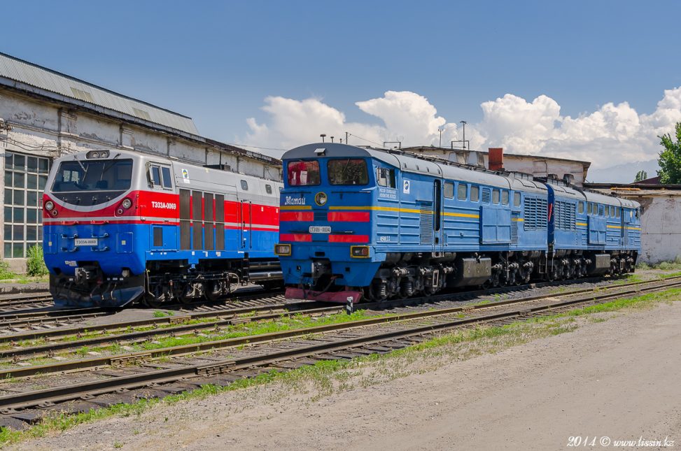 ТЭ33А-0069 и 2ТЭ10У-0004 в депо станции Алма-Ата-1, 23.06.2014г.